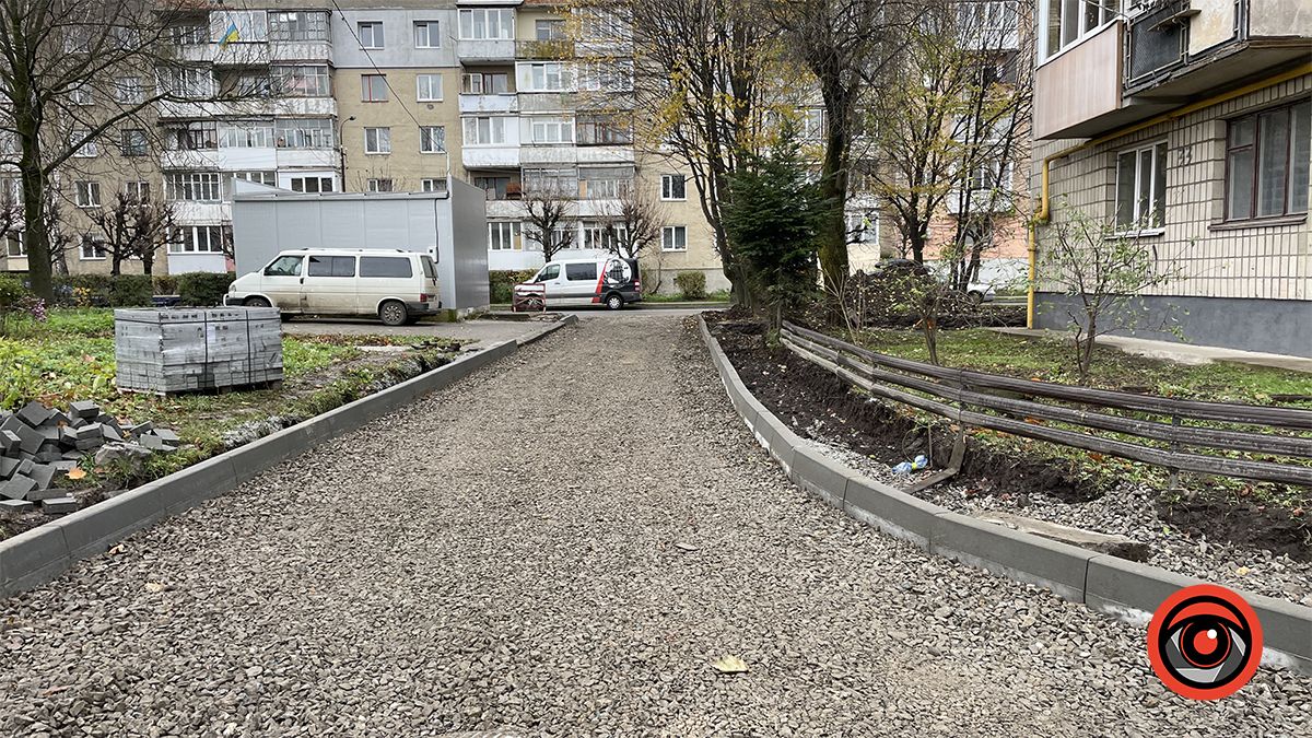 На вулиці Січових Стрільців у Коломиї розпочали ремонт дороги біля багатоповерхівки 12