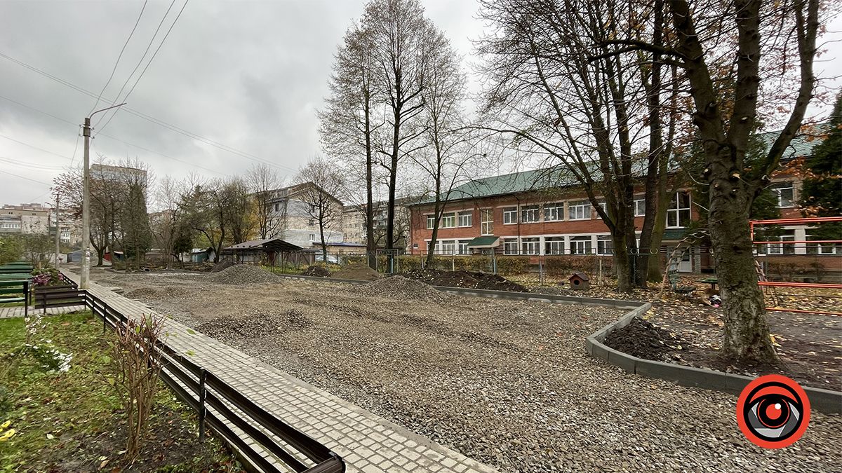 На вулиці Січових Стрільців у Коломиї розпочали ремонт дороги біля багатоповерхівки 13