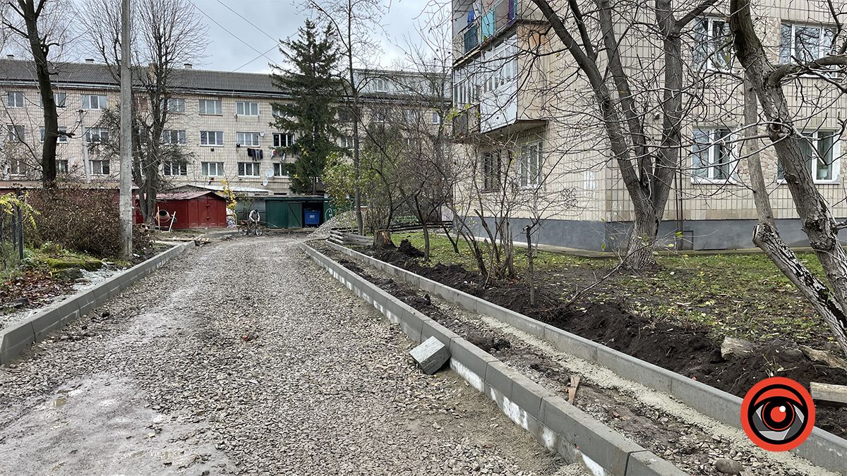 На вулиці Січових Стрільців у Коломиї розпочали ремонт дороги біля багатоповерхівки 5