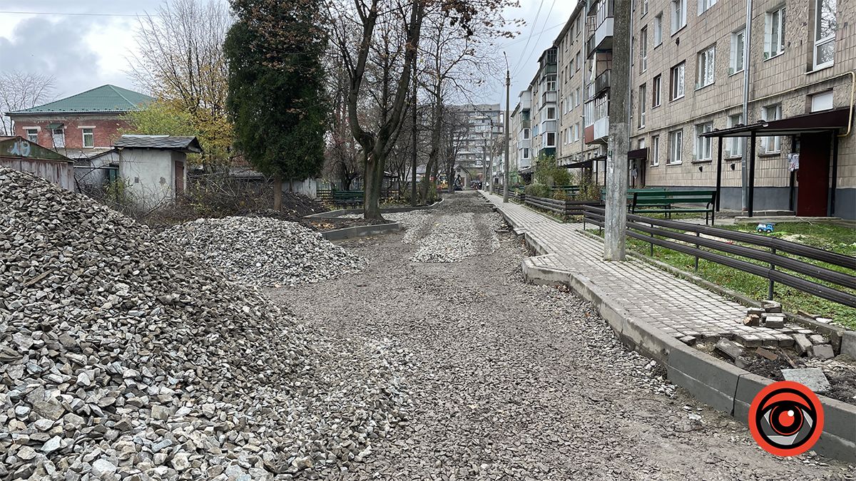 На вулиці Січових Стрільців у Коломиї розпочали ремонт дороги біля багатоповерхівки 7