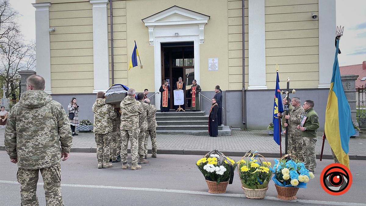У Коломиї в останню путь провели військового Ігоря Романчука 11