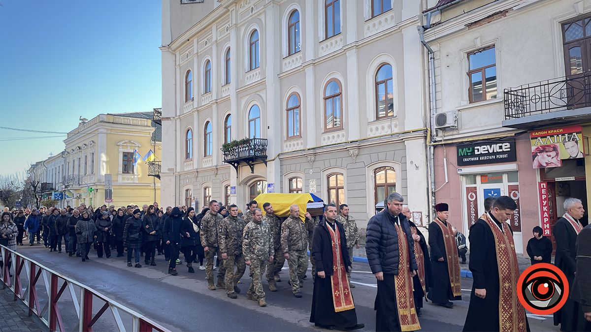 Коломийська громада провела на вічний спочинок Героя Любомира Савчука 7
