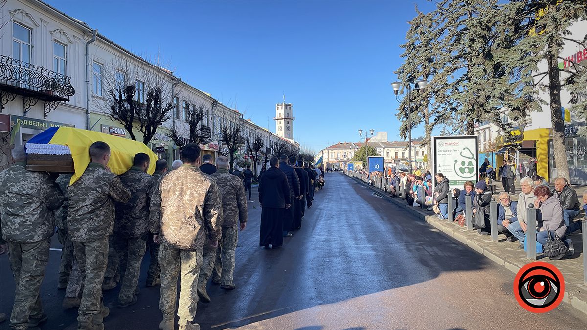 Коломийська громада провела на вічний спочинок Героя Любомира Савчука 8