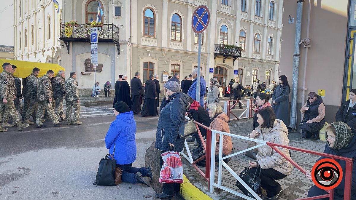 Коломийська громада провела на вічний спочинок Героя Любомира Савчука 9