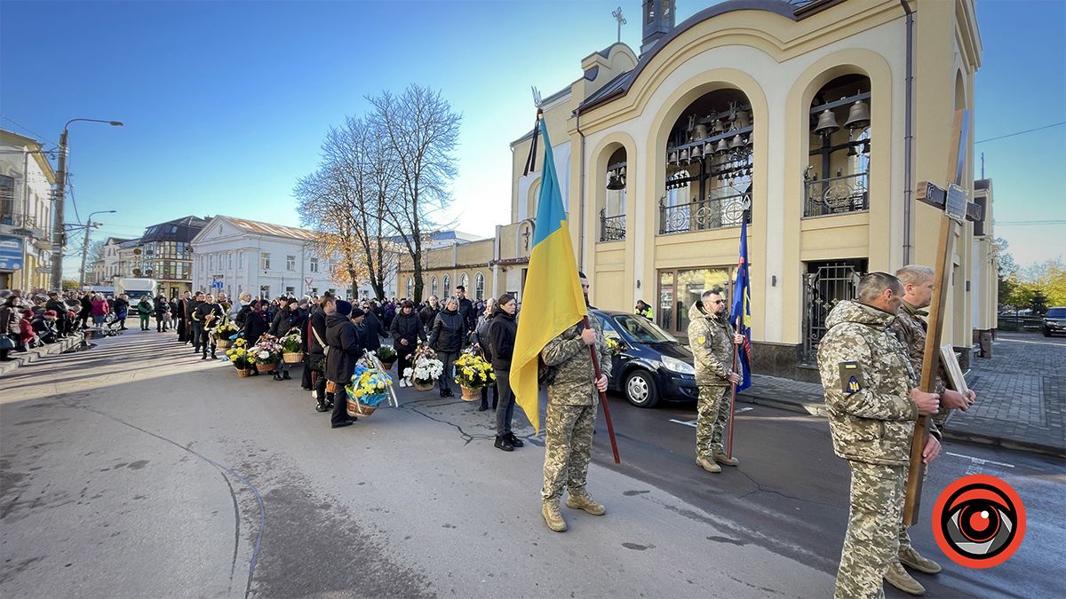Коломийська громада провела на вічний спочинок Героя Любомира Савчука 5
