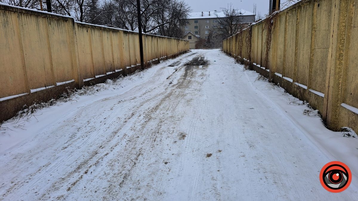 Єдиний під'їзд до вул. Самійленка і 5-поверхівки на вул. Кривоноса