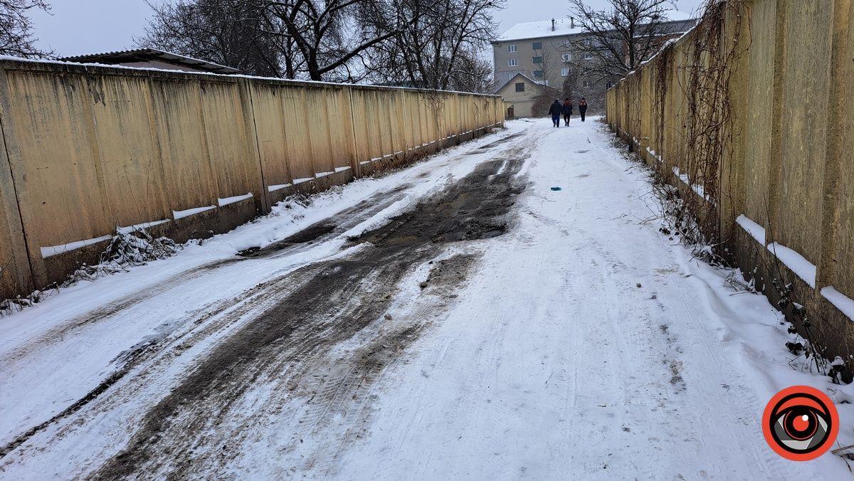 Єдиний під'їзд до вул. Самійленка і 5-поверхівки на вул. Кривоноса