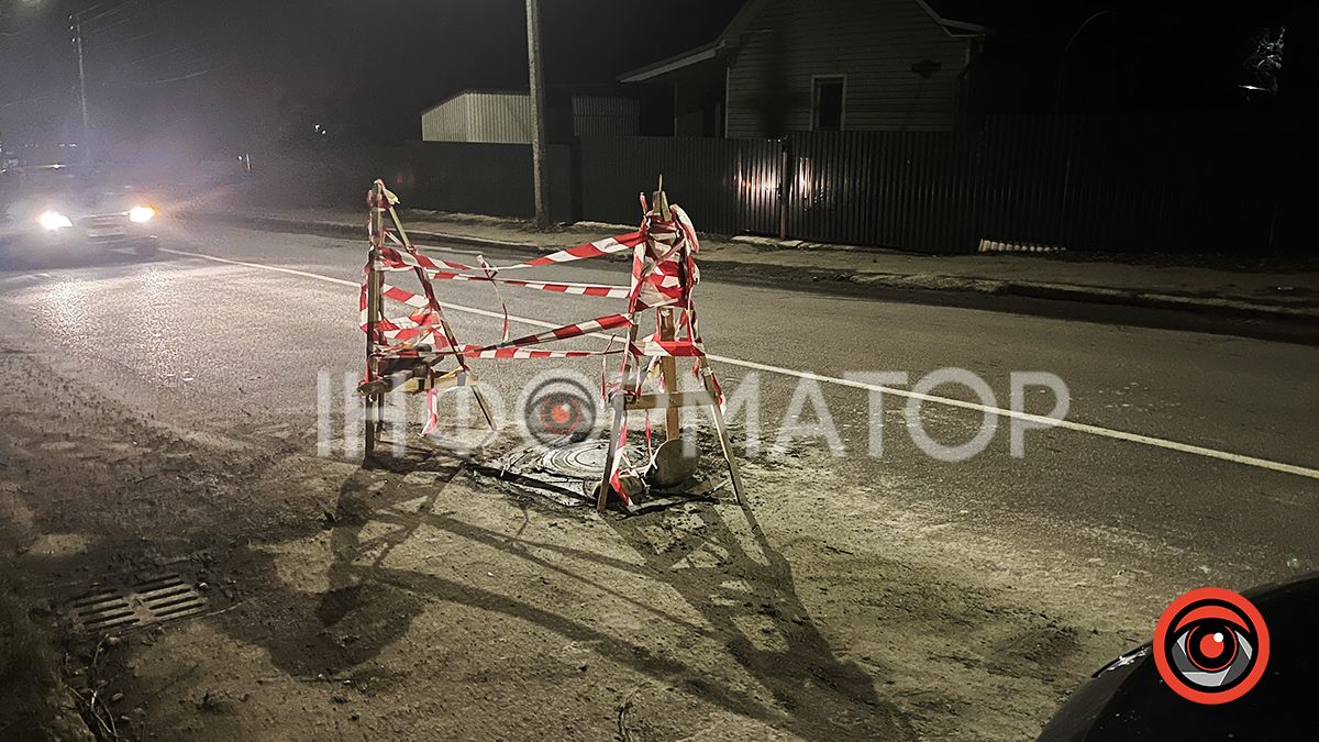 У Коломиї автомобіль злетів з дороги та зніс паркан 2