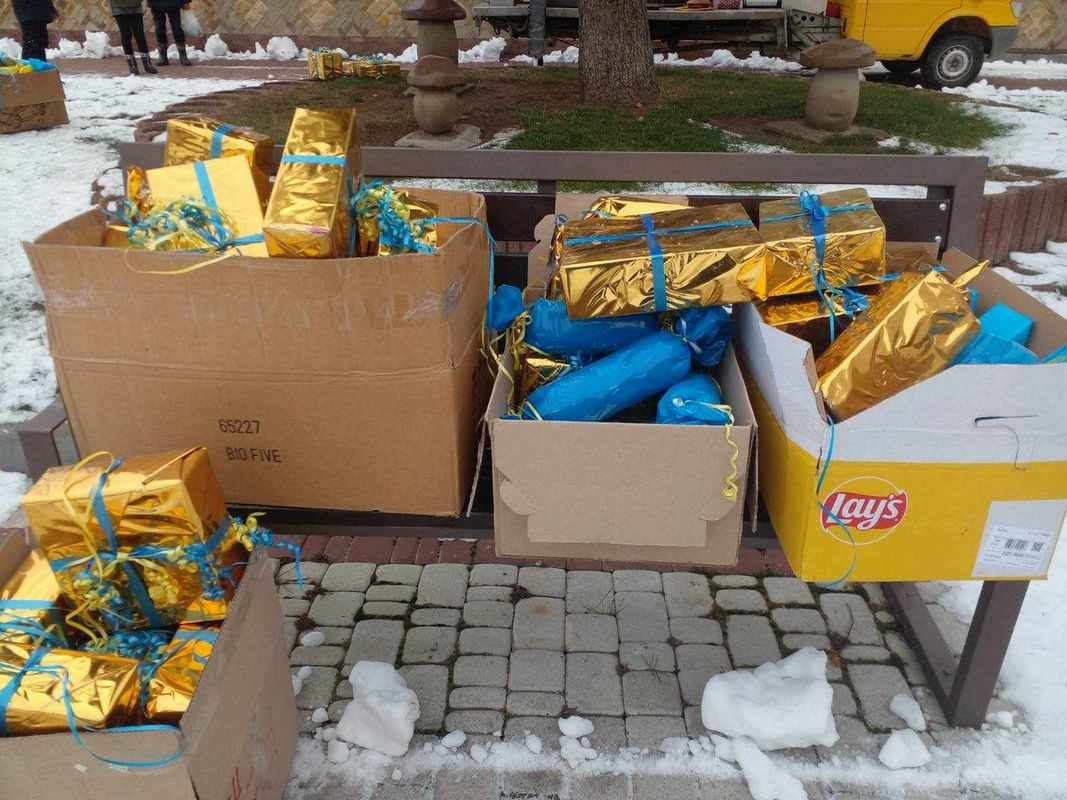 У центрі Городенки прикрасили живу ялинку 2