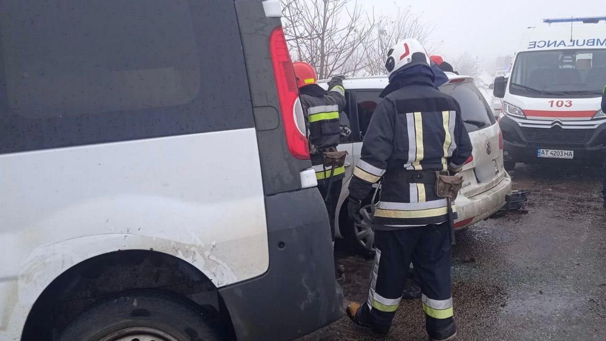 На Прикарпатті 2 дітей і 2 дорослих постраждали внаслідок зіткнення мікроавтобуса й легковика 2