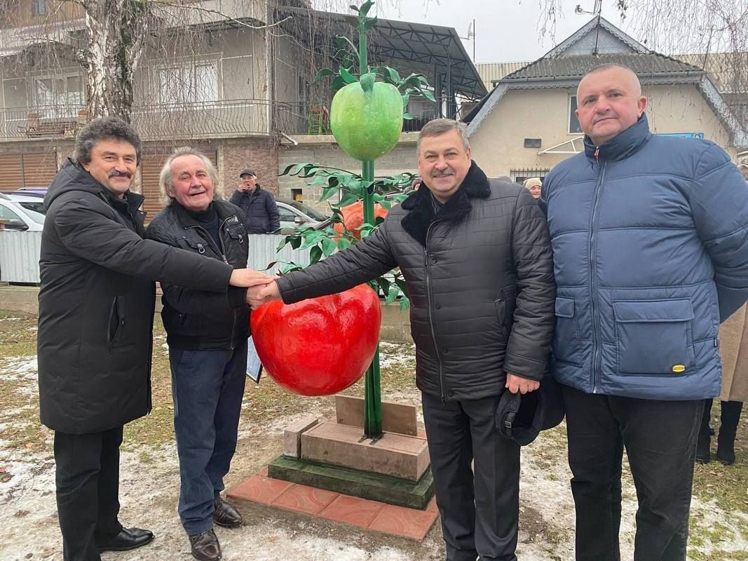 На Коломийщині тепер є пам'ятник помідорові 1