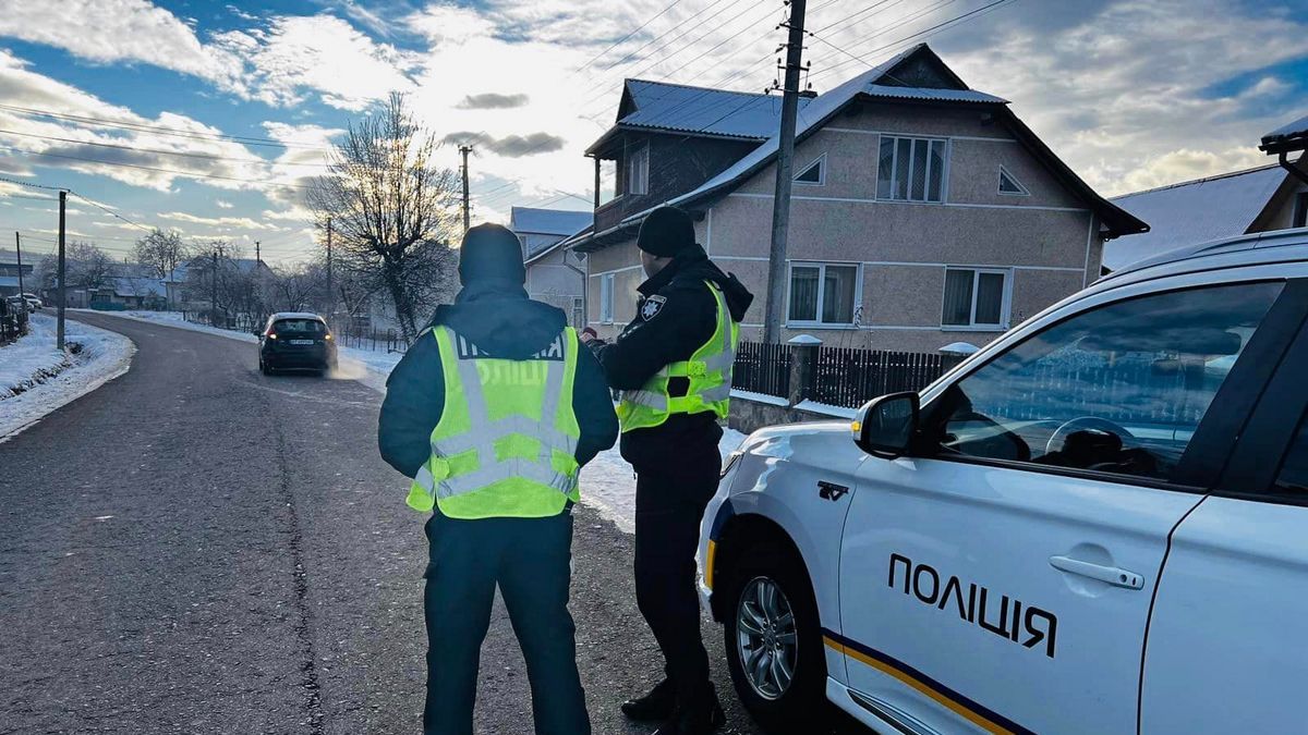 На Надвірнянщині під колеса авто потрапила жінка та дитина