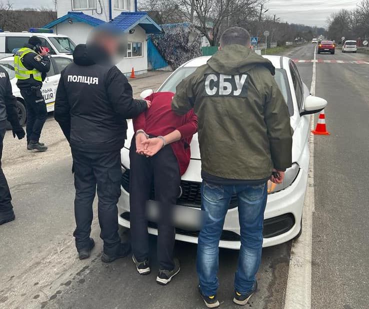 Прикарпатець лісом незаконно переводив чоловіків через кордон 1
