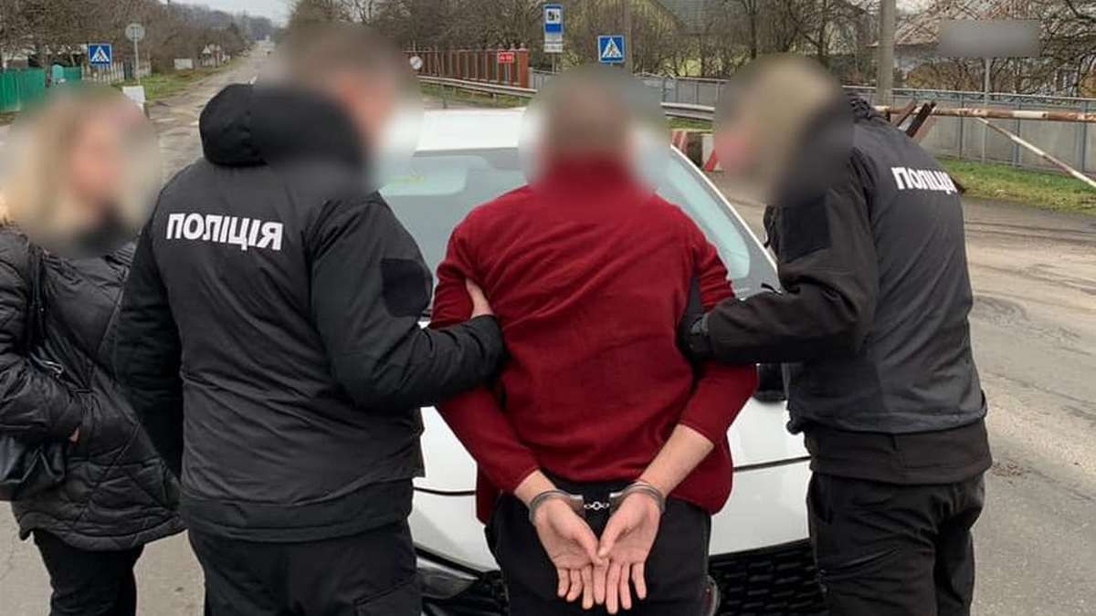 Прикарпатець лісом незаконно переводив чоловіків через кордон
