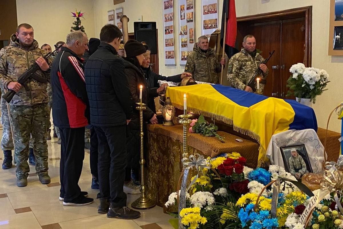 У Городенці в останню дорогу провели загиблого захисника Віталія Сімка 1