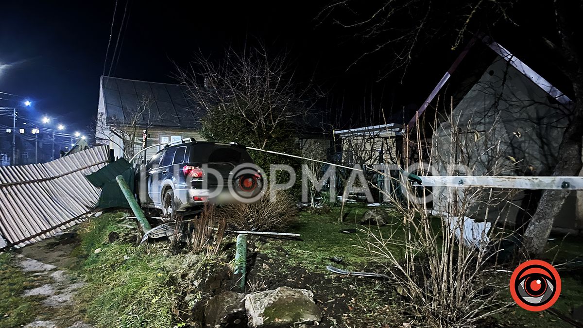 У Коломиї автомобіль злетів з дороги та зніс паркан 1