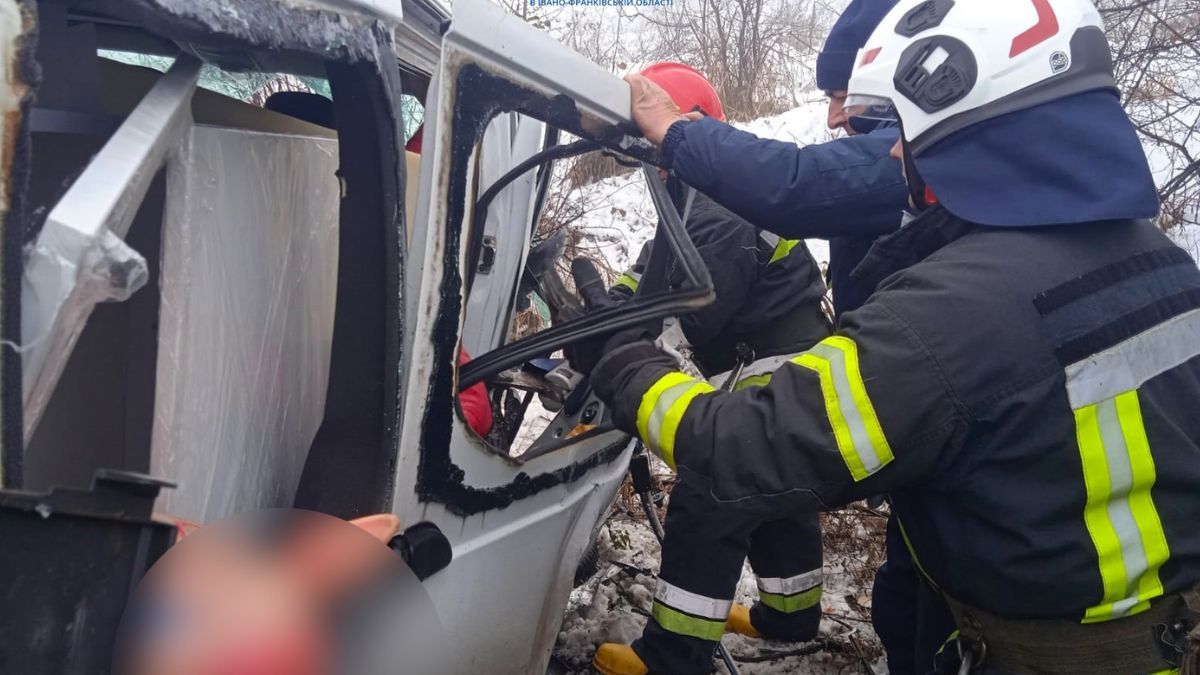 На Прикарпатті 2 дітей і 2 дорослих постраждали внаслідок зіткнення мікроавтобуса й легковика