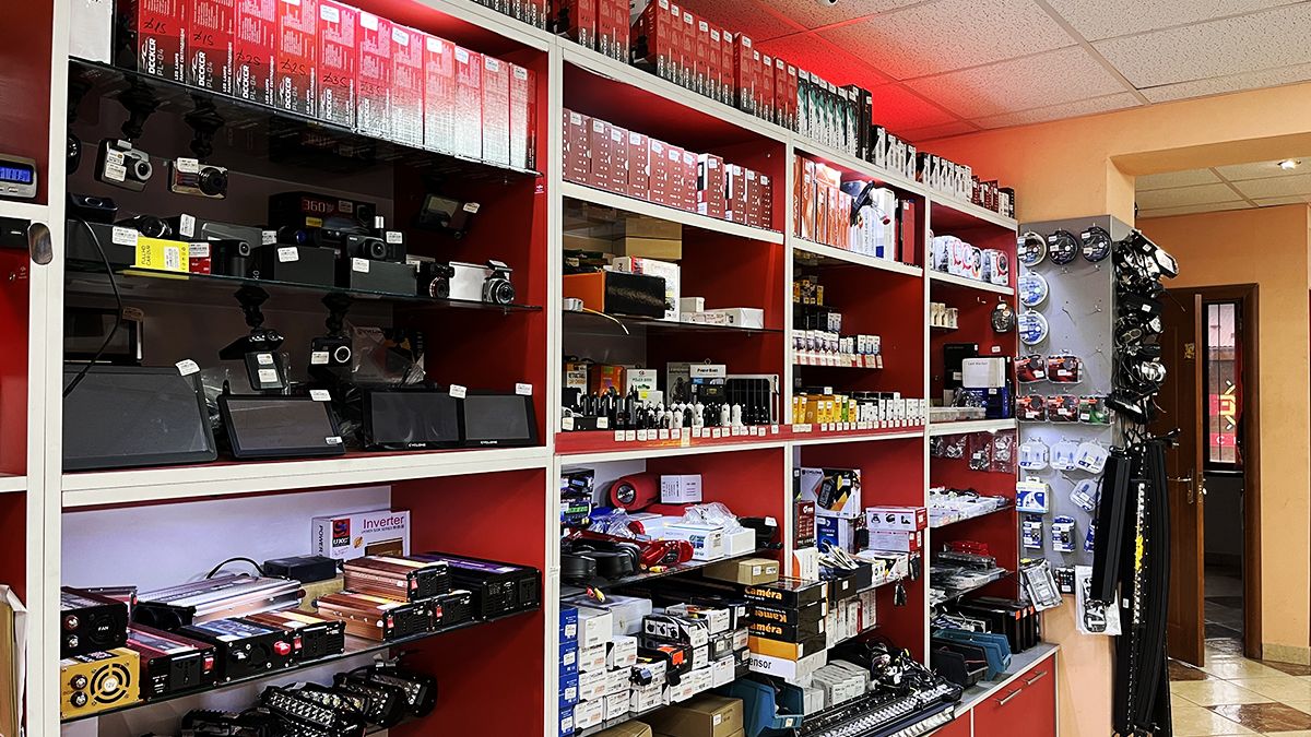 Яскраве світло, крута музика та сучасна мультимедіа - все це можна знайти в автомагазині та сервісі "Автозвук" у Коломиї 9