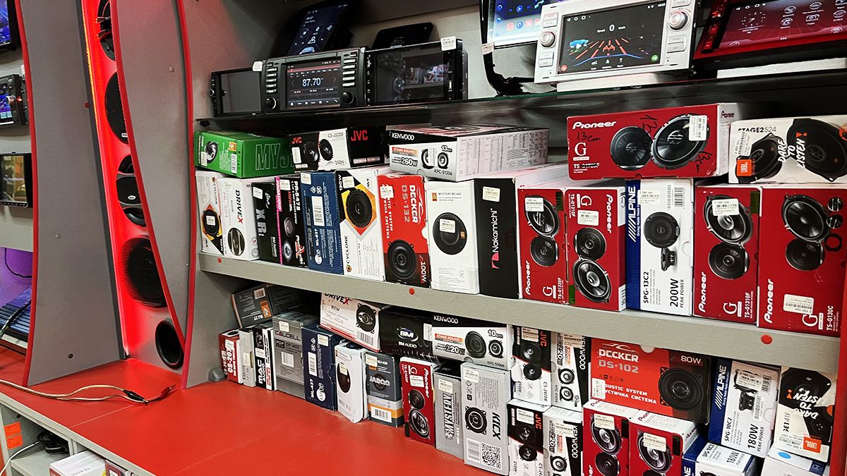 Яскраве світло, крута музика та сучасна мультимедіа - все це можна знайти в автомагазині та сервісі "Автозвук" у Коломиї 6