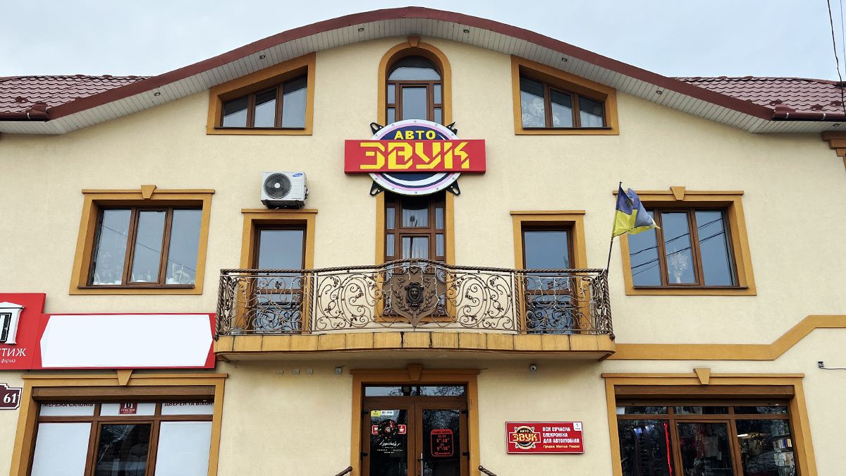 Яскраве світло, крута музика та сучасна мультимедіа - все це можна знайти в автомагазині та сервісі "Автозвук" у Коломиї 11