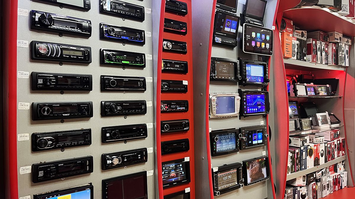 Яскраве світло, крута музика та сучасна мультимедіа - все це можна знайти в автомагазині та сервісі "Автозвук" у Коломиї 2