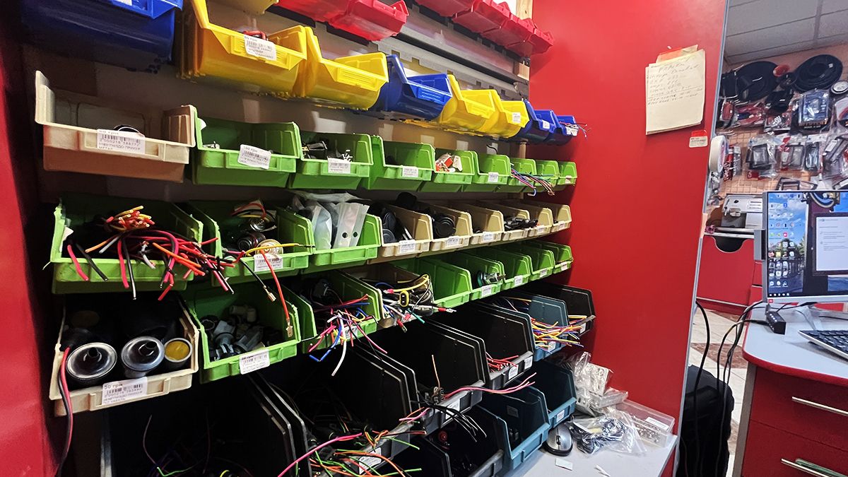 Яскраве світло, крута музика та сучасна мультимедіа - все це можна знайти в автомагазині та сервісі "Автозвук" у Коломиї 5