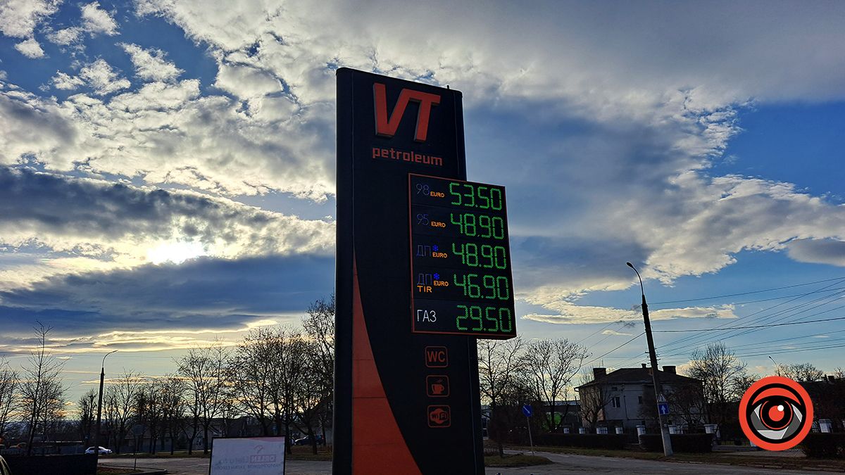 Дизпаливо і бензин дорожче, а газ впав у ціні: вартість пального у Коломиї 2