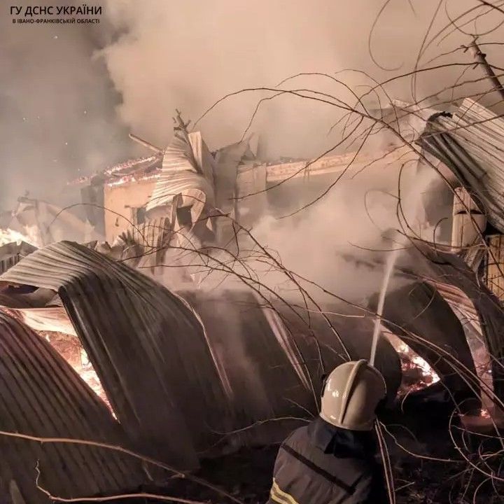 Масштабна пожежа на Косівщині: палав цех 1