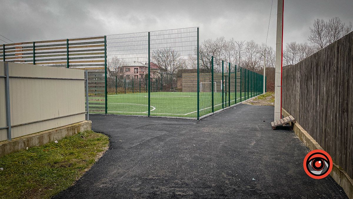 До спортивного поля в мікрорайоні Довбуша постелили доріжки