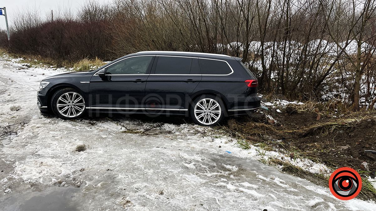 На об'їздній неподалік Коломиї автомобіль в'їхав в дерев'яну огорожу 1