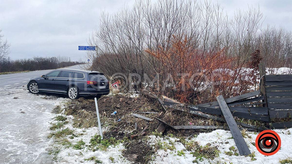 На об'їздній неподалік Коломиї автомобіль в'їхав в дерев'яну огорожу 2