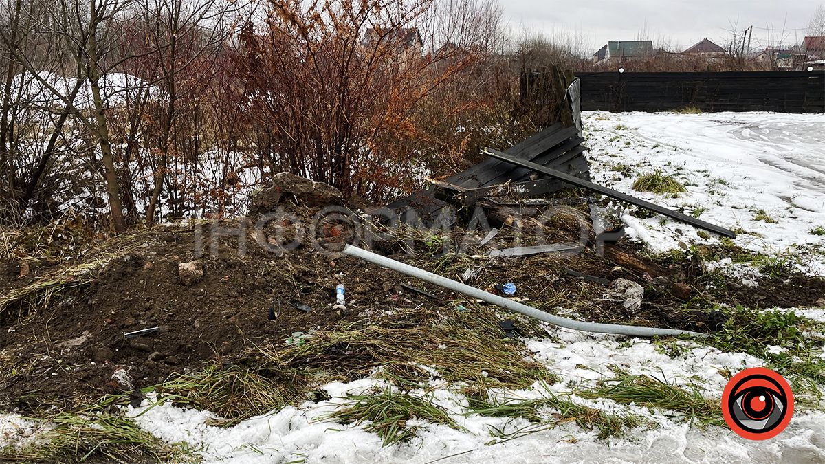 На об'їздній неподалік Коломиї автомобіль в'їхав в дерев'яну огорожу 3