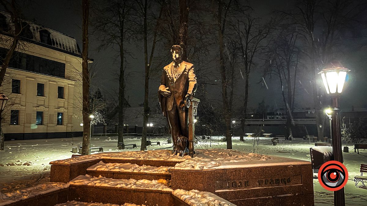 Чарівна й морозна: фоторепортаж вечірньої Коломиї взимку 8