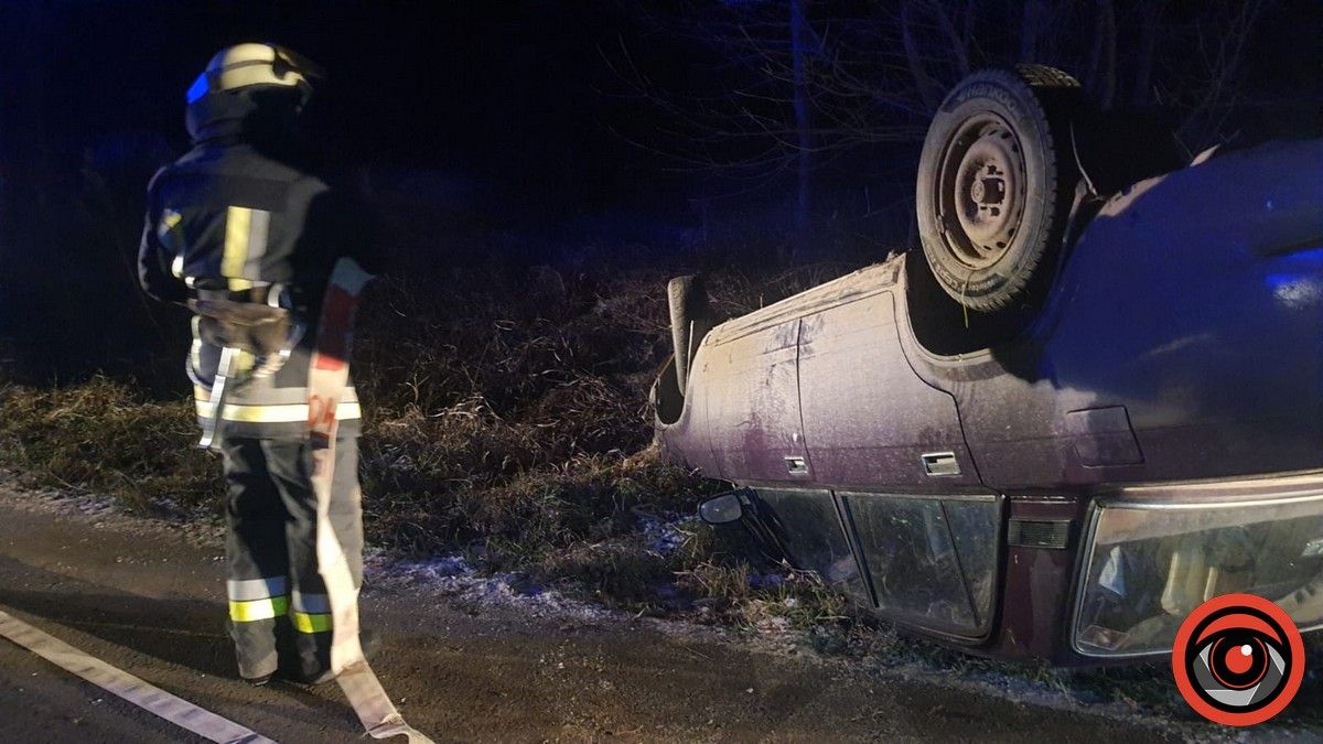 Ввечері 30 листопада на Коломийщині перекинулось авто 1