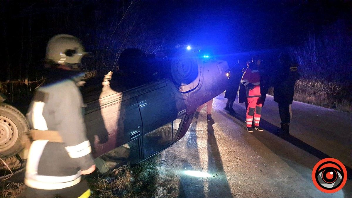 Ввечері 30 листопада на Коломийщині перекинулось авто 2