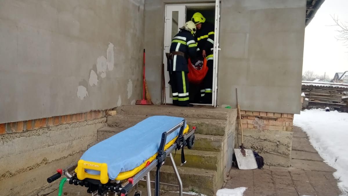 На Коломийщині на дорозі застрягла "швидка", яка їхала на виклик 1