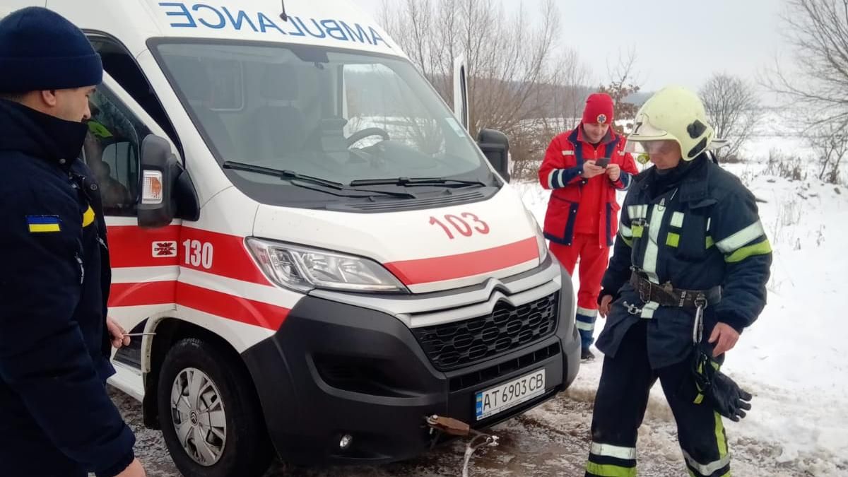 На Коломийщині на дорозі застрягла "швидка", яка їхала на виклик 2