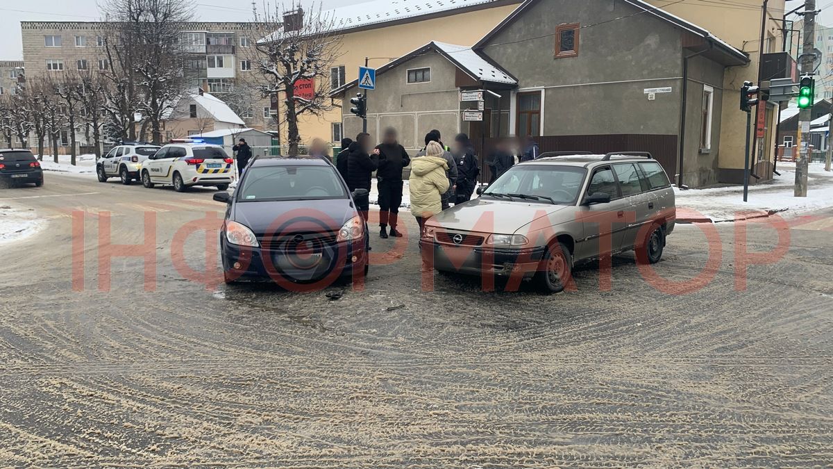 У Коломиї на перехресті не розминулися автівки 1