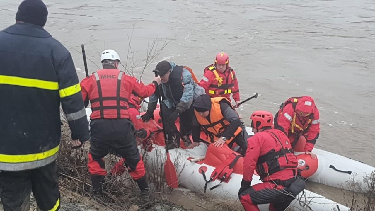 Зʼявилися деталі порятунку трактора з річки Черемош 1