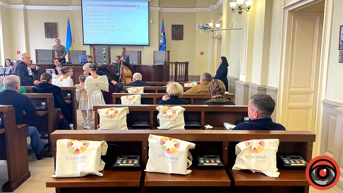 Депутатів Коломийської міської ради вітали і обдаровували подарунками під час сесії. Скільки це коштувало?