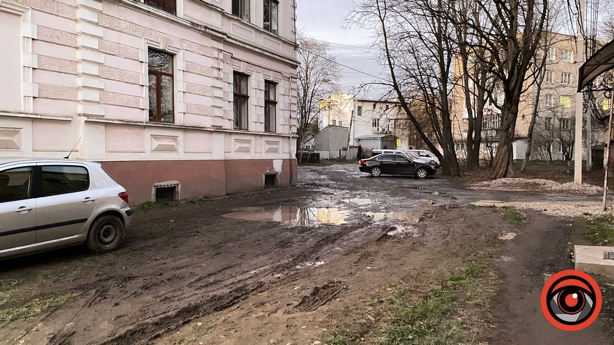 Після ремонту мережі у Коломиї залишилось купа болота і провалений тротуар 2