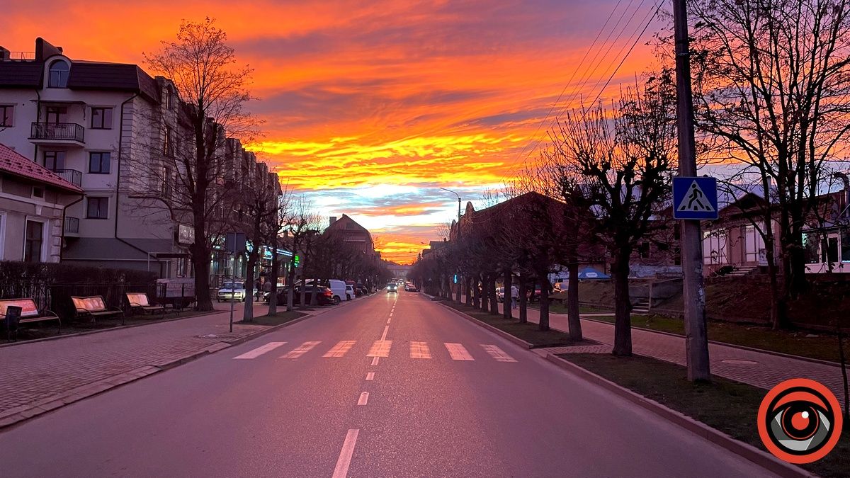 Багряне небо над Коломиєю: фото містян 1