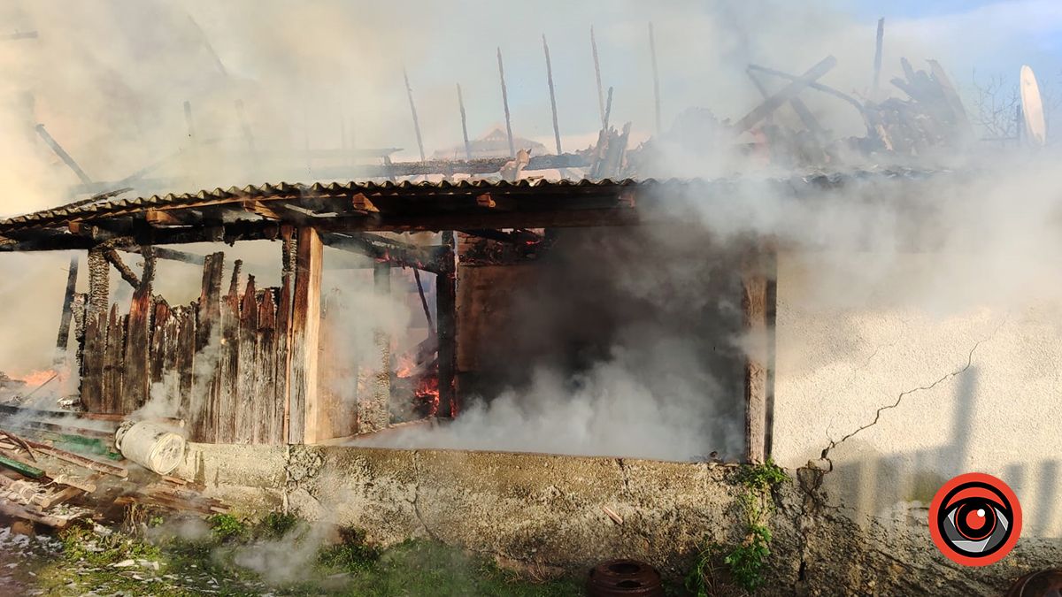 Вогонь вщент знищив будівлю на Коломийщині 3