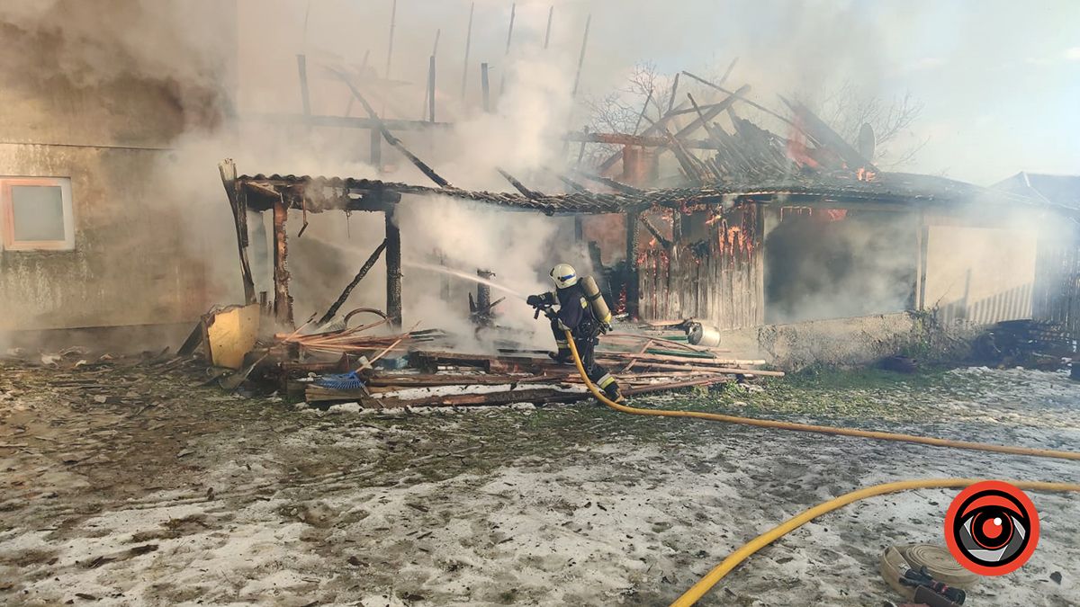 Вогонь вщент знищив будівлю на Коломийщині 2