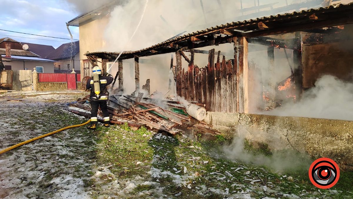 Вогонь вщент знищив будівлю на Коломийщині 1