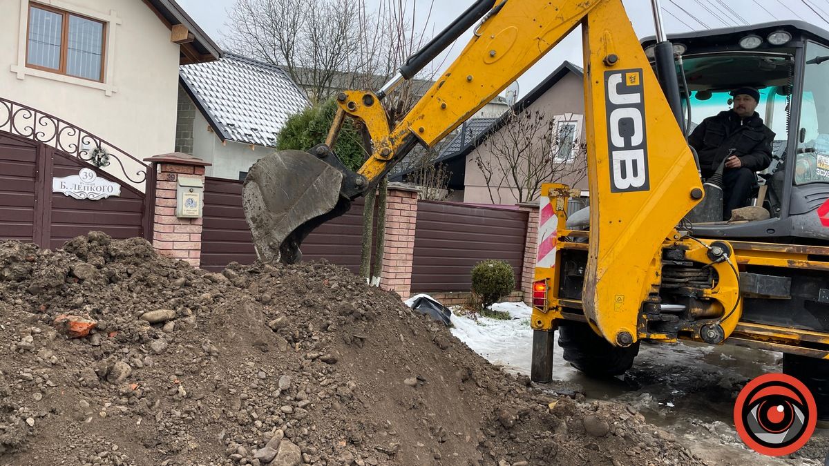 На вулиці Богдана Лепкого в Коломиї вирили траншею, рух ускладнений 2