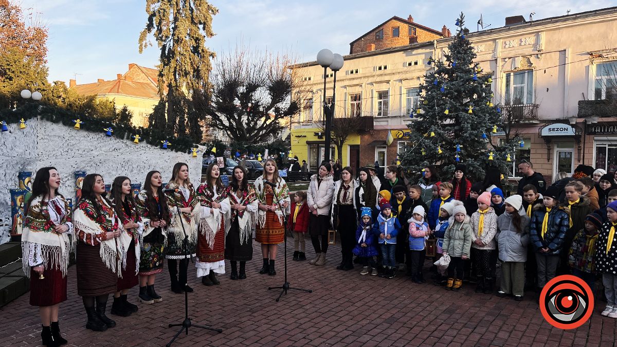 У центрі Коломиї відкрили особливу різдвяну шопку. Фоторепортаж