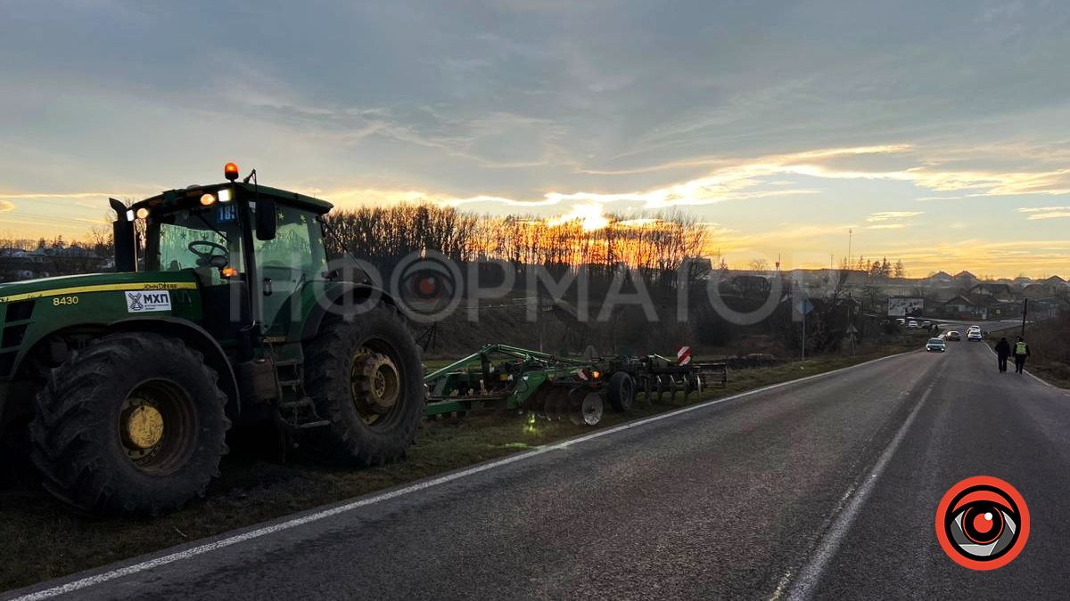 На Коломийщині трактор протаранив легковик 2