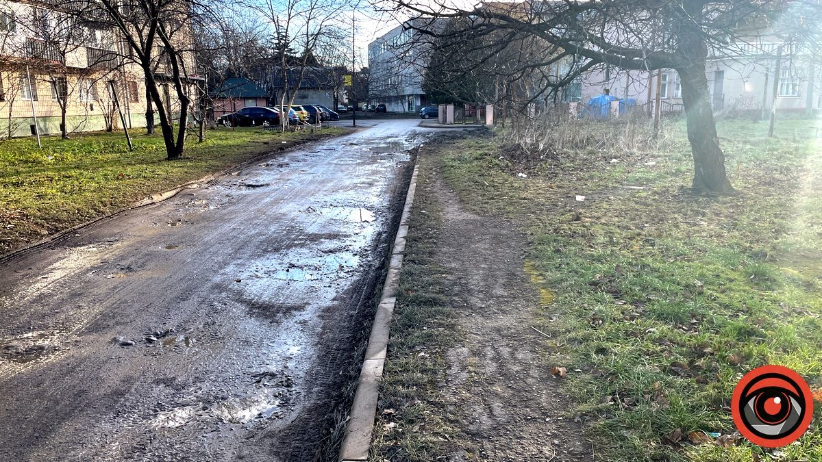 Після ремонту в мікрорайоні мешканці вул. Коновальця у Коломиї позбулися залишків єдиного тротуару 5
