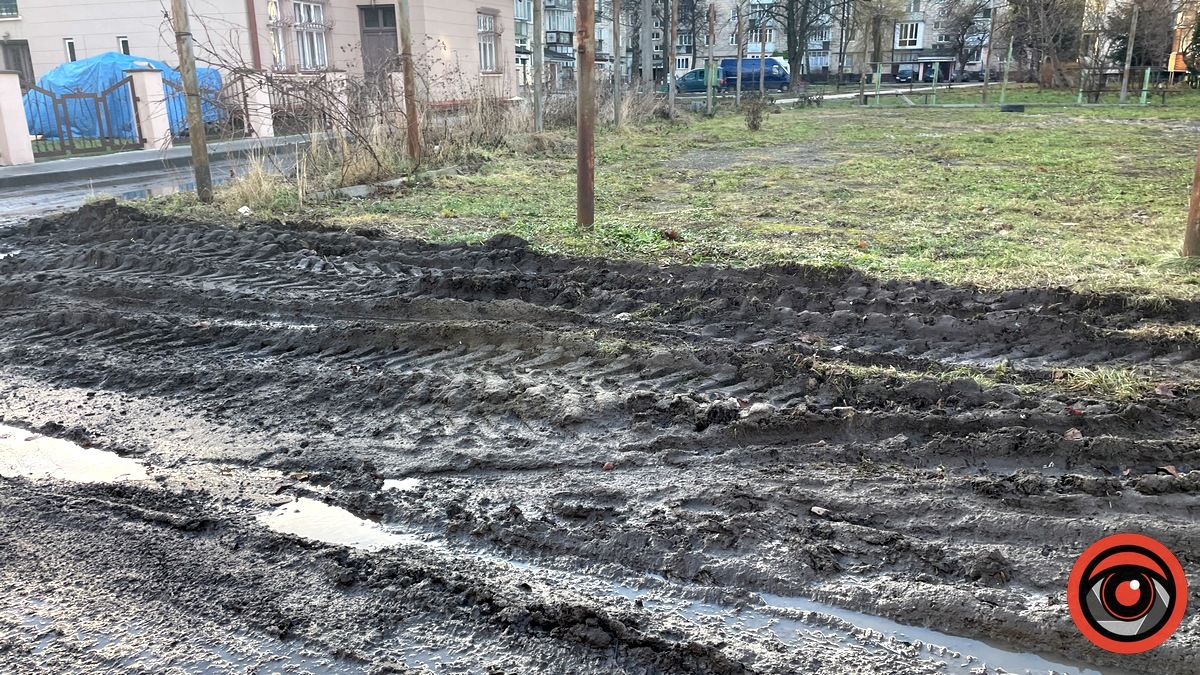 Після ремонту в мікрорайоні мешканці вул. Коновальця у Коломиї позбулися залишків єдиного тротуару 2